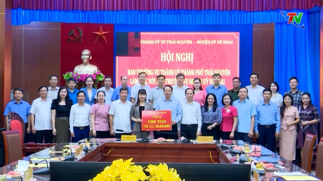 TP Thái Nguyên tặng 100 chiếc tivi cho huyện Võ Nhai