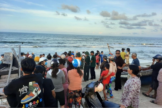 Thừa Thiên - Huế: 8 học sinh đi tắm biển, 2 em bị đuối nước