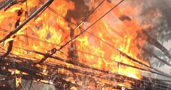TP Thái Nguyên: Cột điện bất ngờ bốc cháy dữ dội, người dân kịp thời chữa cháy