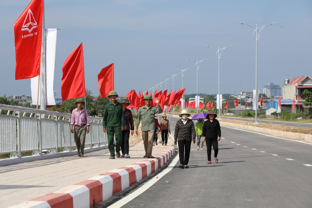 [Photo] TP Thái Nguyên: Thông xe kỹ thuật cầu Huống Thượng