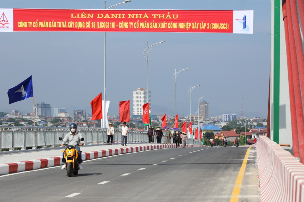 [Photo] TP Thái Nguyên: Thông xe kỹ thuật cầu Huống Thượng