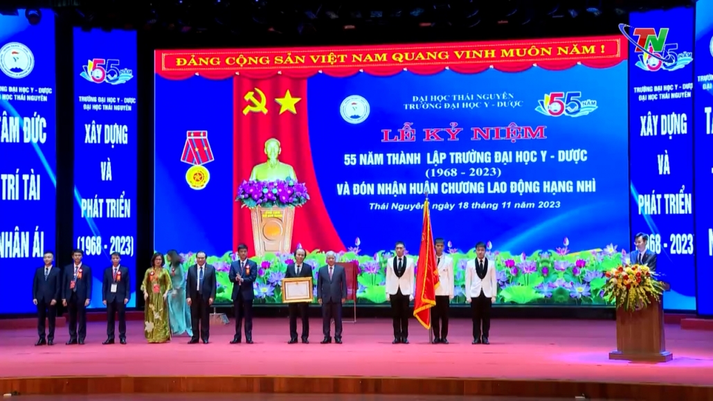 Trường ĐH Y - Dược Thái Nguyên đón nhận Huân chương lao động hạng Nhì