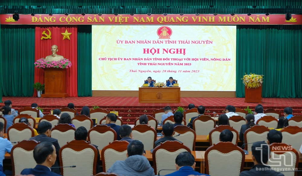 Chairman of the Provincial People's Committee dialogues with farmers: Many problems are answered immediately