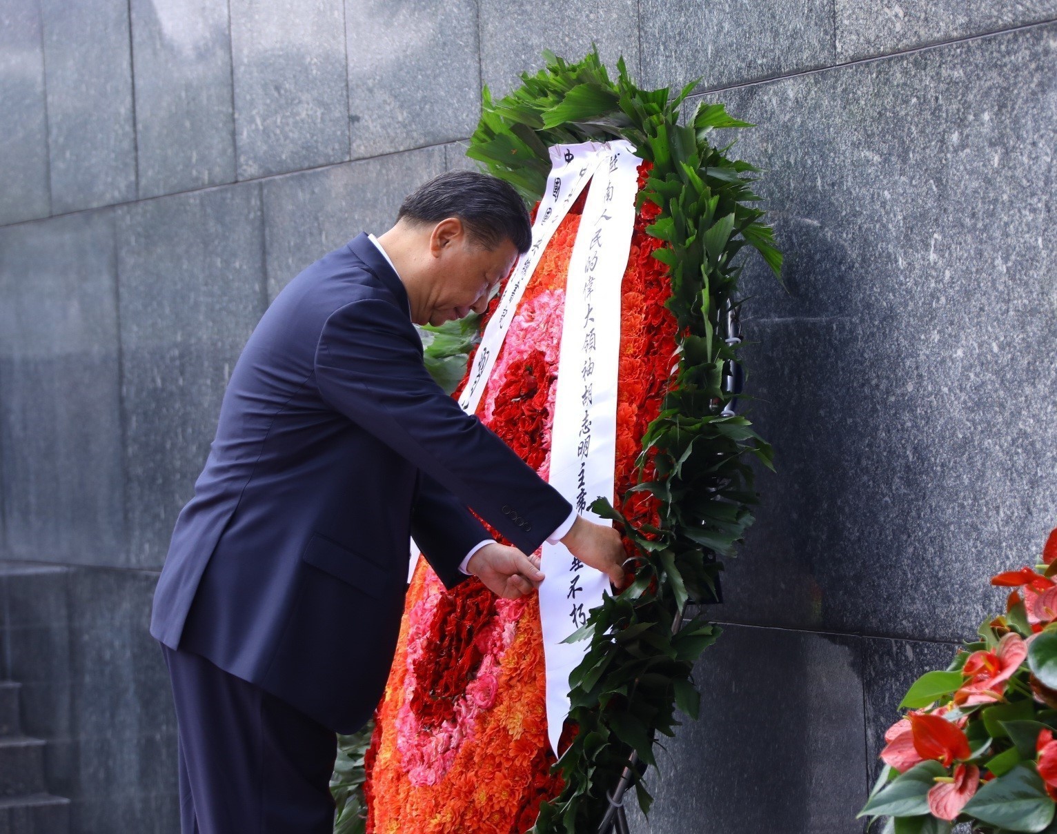 Tổng Bí thư, Chủ tịch nước Trung Quốc Tập Cận Bình vào Lăng viếng Chủ tịch Hồ Chí Minh - Ảnh 2.
