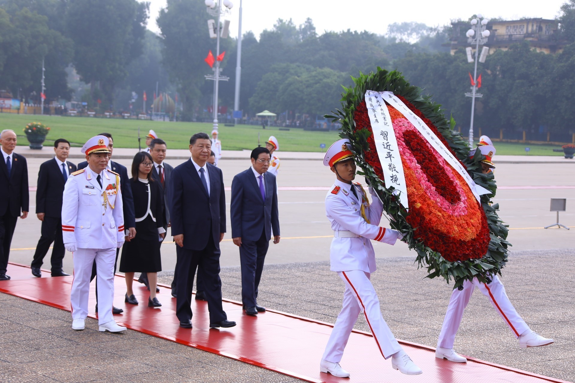 Tổng Bí thư, Chủ tịch nước Trung Quốc Tập Cận Bình vào Lăng viếng Chủ tịch Hồ Chí Minh - Ảnh 1.