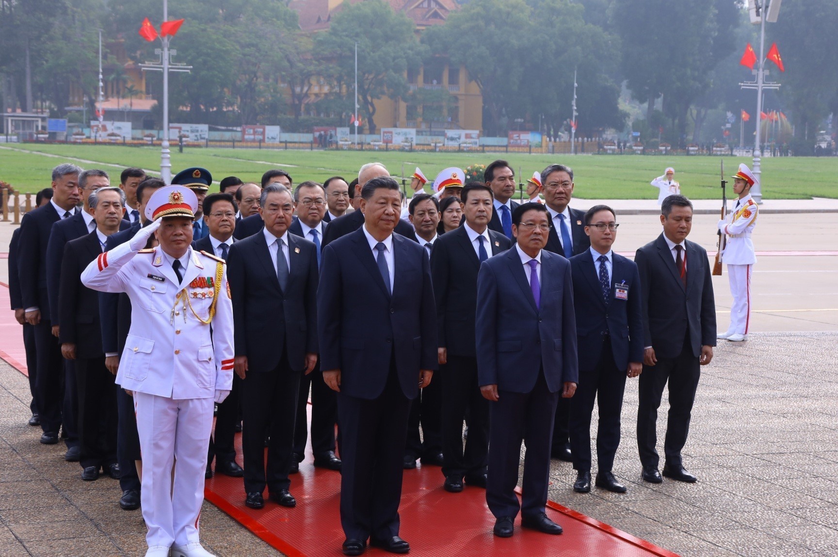 Tổng Bí thư, Chủ tịch nước Trung Quốc Tập Cận Bình vào Lăng viếng Chủ tịch Hồ Chí Minh - Ảnh 5.