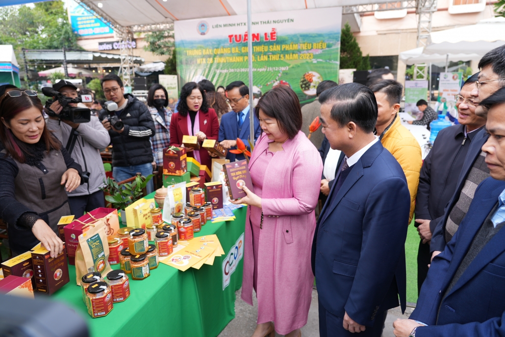 [Photo] Đa dạng sản phẩm tại Tuần lễ trưng bày, quảng bá, giới thiệu sản phẩm tiêu biểu 28 tỉnh, thành phố lần thứ 5