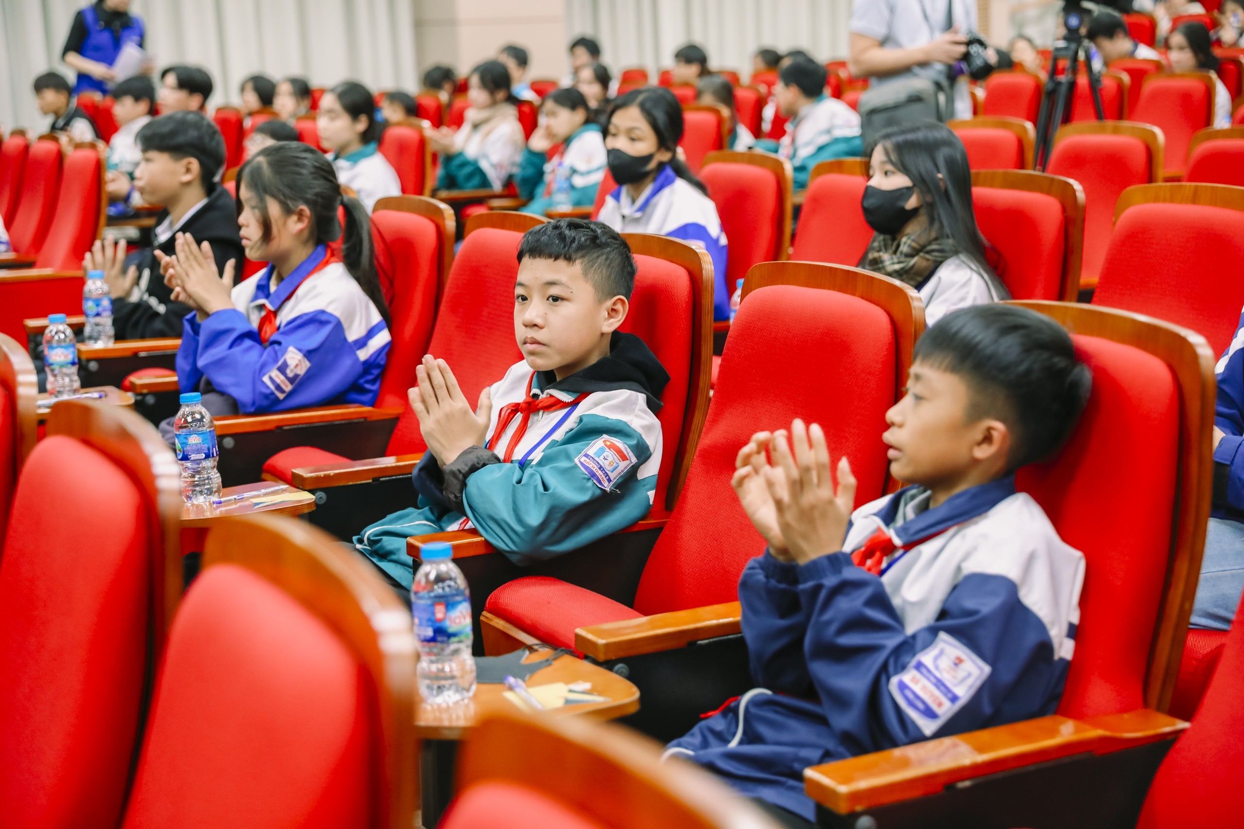 [Photo] 200 học sinh nghèo vượt khó được nhận học bổng “Chắp cánh ước mơ Samsung 2023”