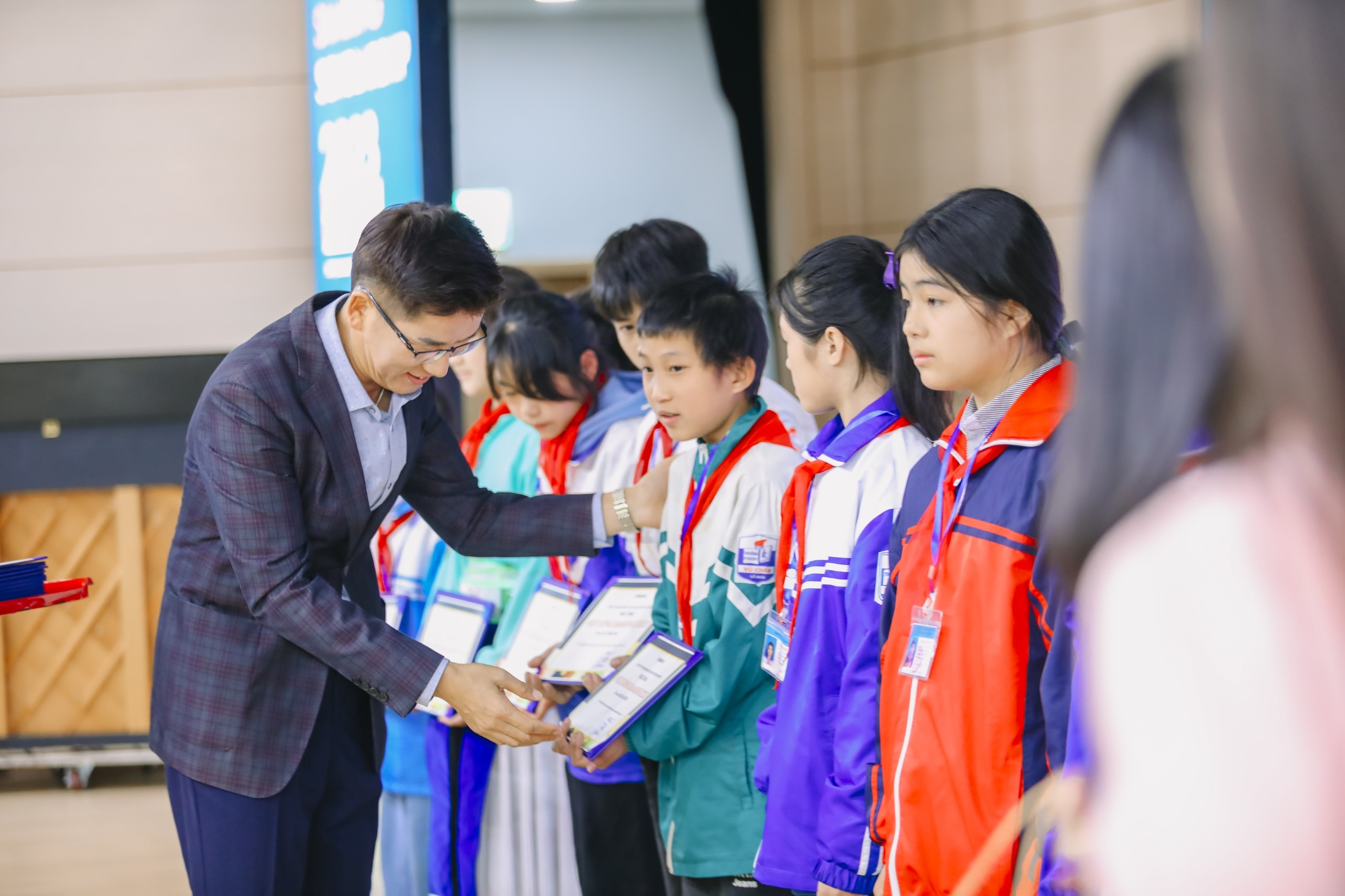 [Photo] 200 học sinh nghèo vượt khó được nhận học bổng “Chắp cánh ước mơ Samsung 2023”