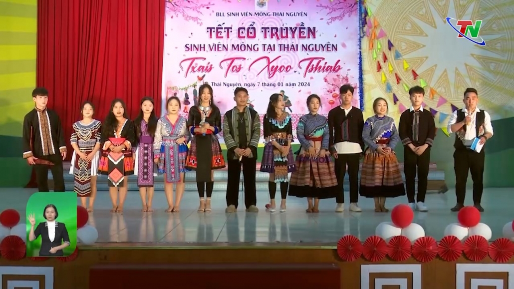 Liên hoan vui Tết cổ truyền sinh viên Mông Đại học Thái Nguyên năm 20024