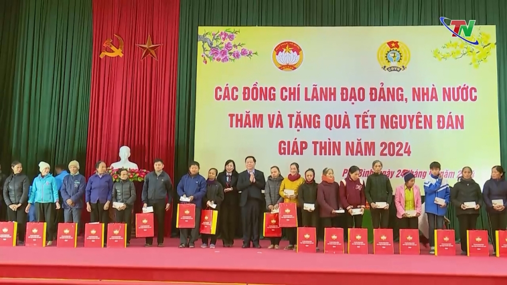 Lãnh đạo Đảng, Nhà nước và tỉnh Thái Nguyên tặng quà Tết tại huyện Phú Bình