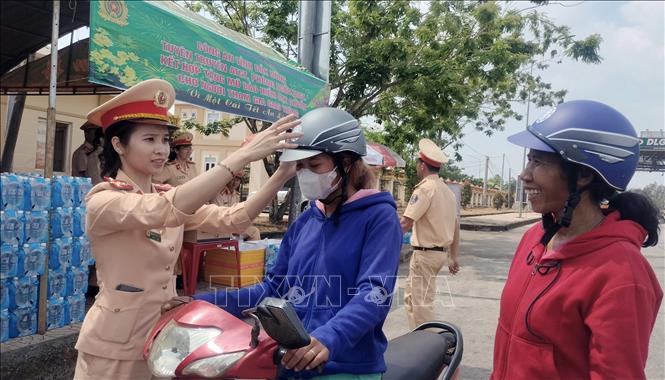 Cảnh sát giao thông "tiếp sức" cho người dân về quê ăn Tết