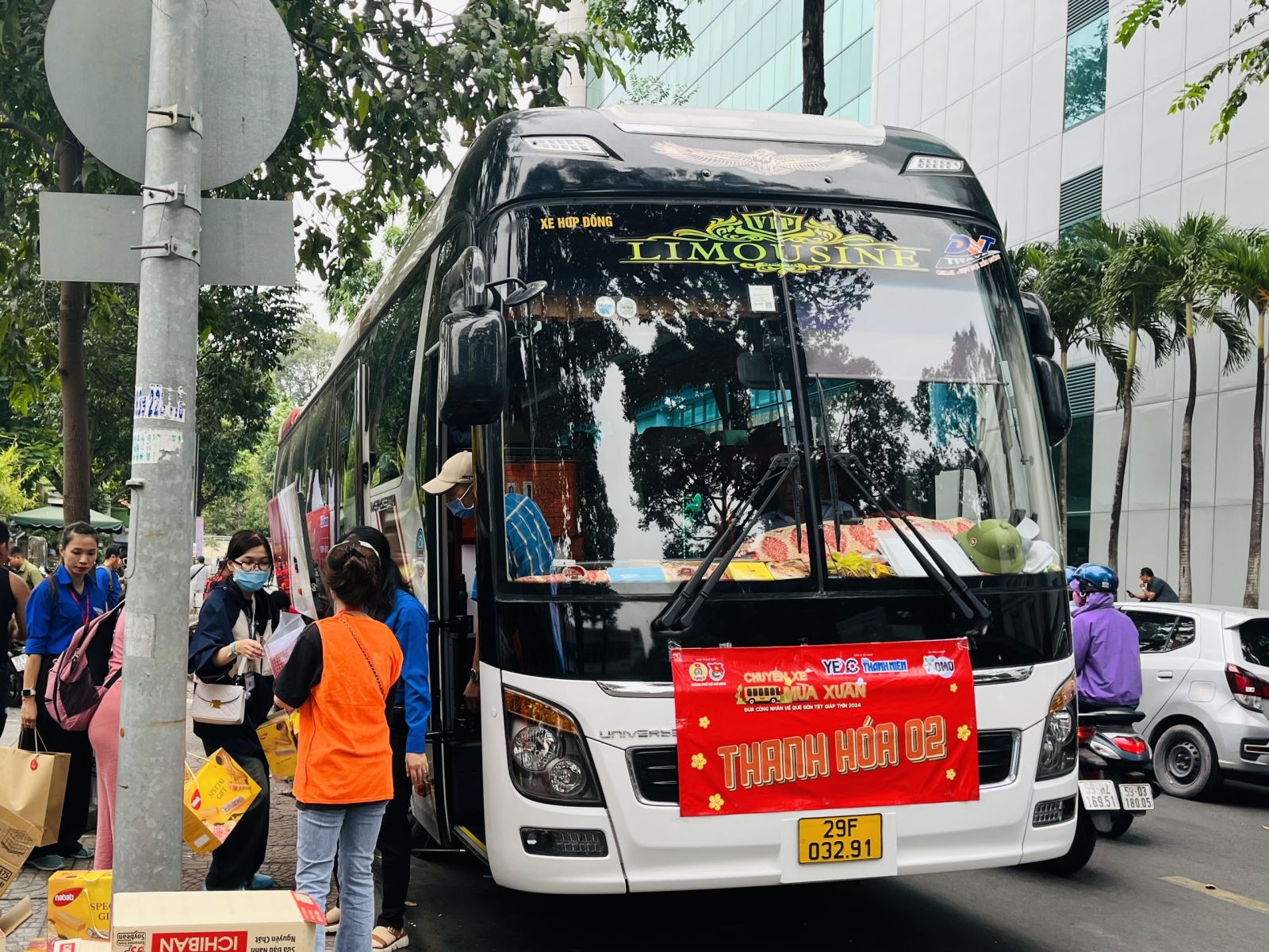 TP Hồ Chí Minh: "Chuyến xe mùa Xuân 2024" đưa 1.500 công nhân khó khăn về quê đón Tết
