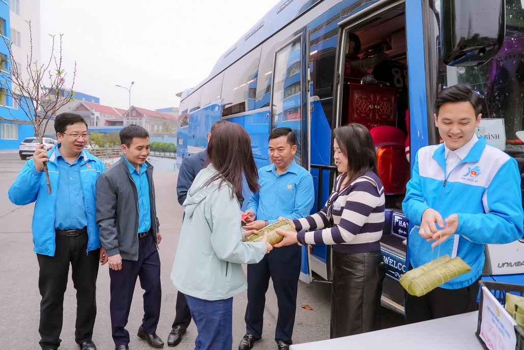 [Photo] Ấm lòng chuyến xe đưa công nhân về quê đón Tết