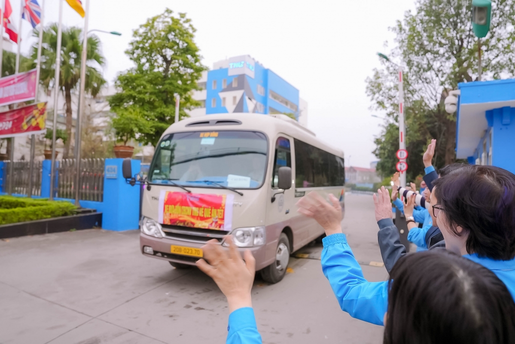 [Photo] Ấm lòng chuyến xe đưa công nhân về quê đón Tết