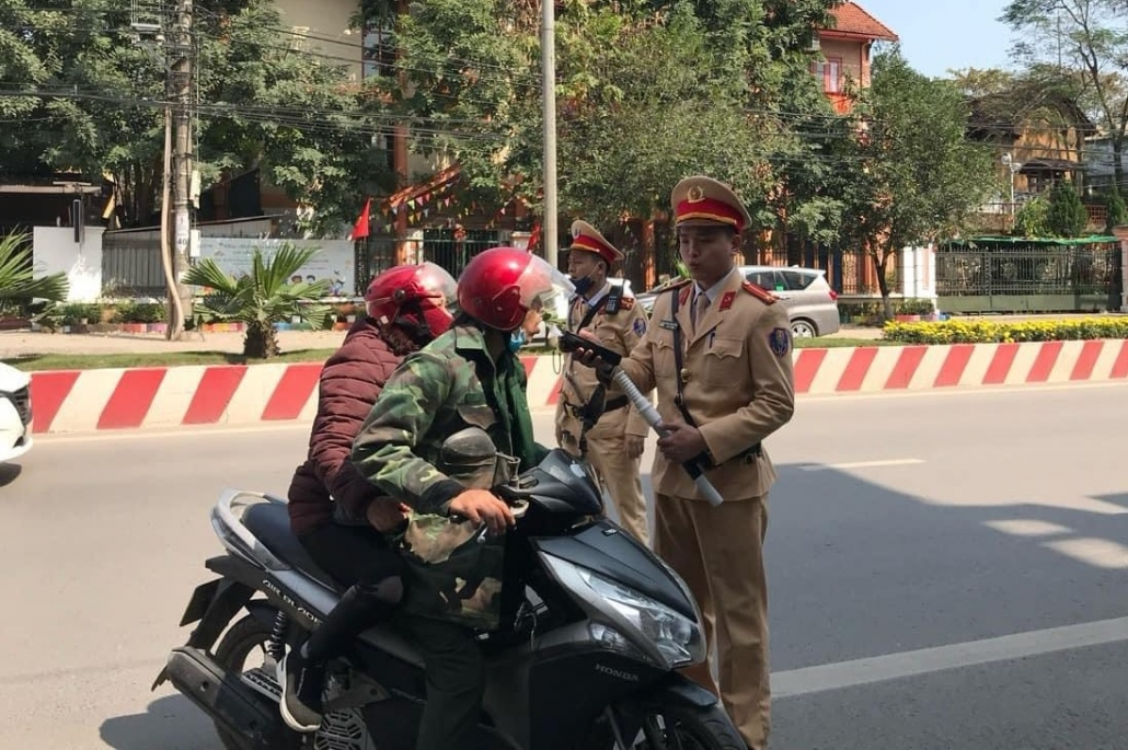 Cảnh sát giao thông Thành phố Thái Nguyên kiểm tra nồng độ cồn