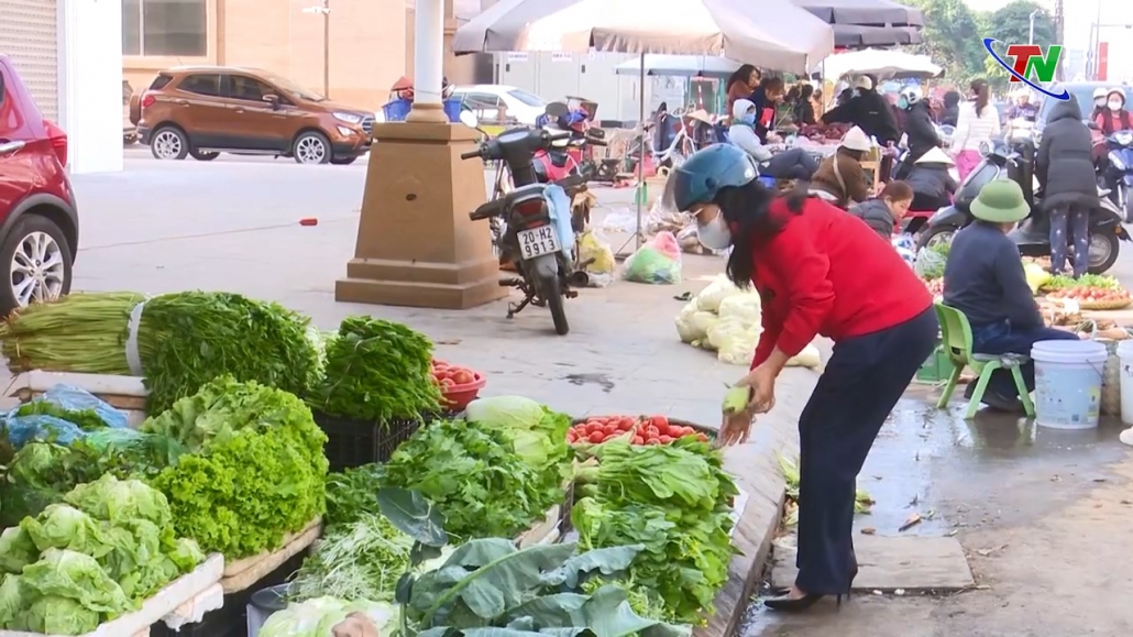 Chợ dân sinh sôi động ngày mùng 3 Tết