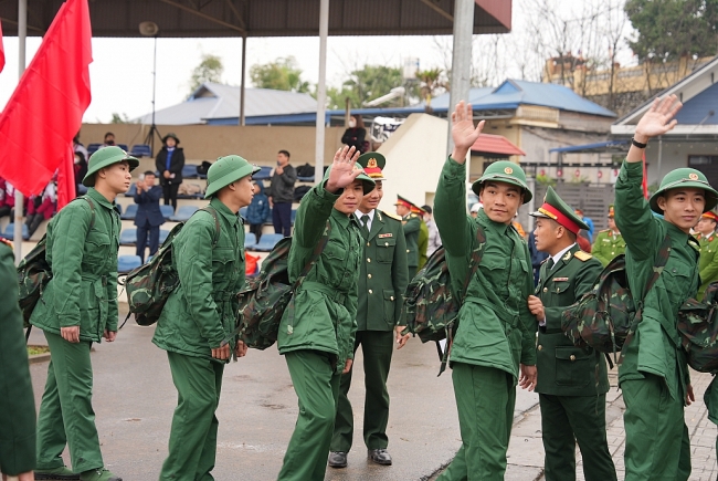 [Photo]Lễ giao nhận quân năm 2024 tại huyện Định Hóa và Phú Lương
