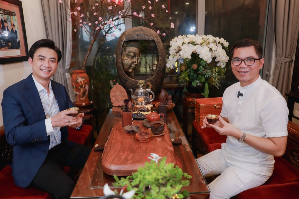 与在亿万富翁比尔盖茨的特别茶冥讲述新疆茶故事的艺术家会见
