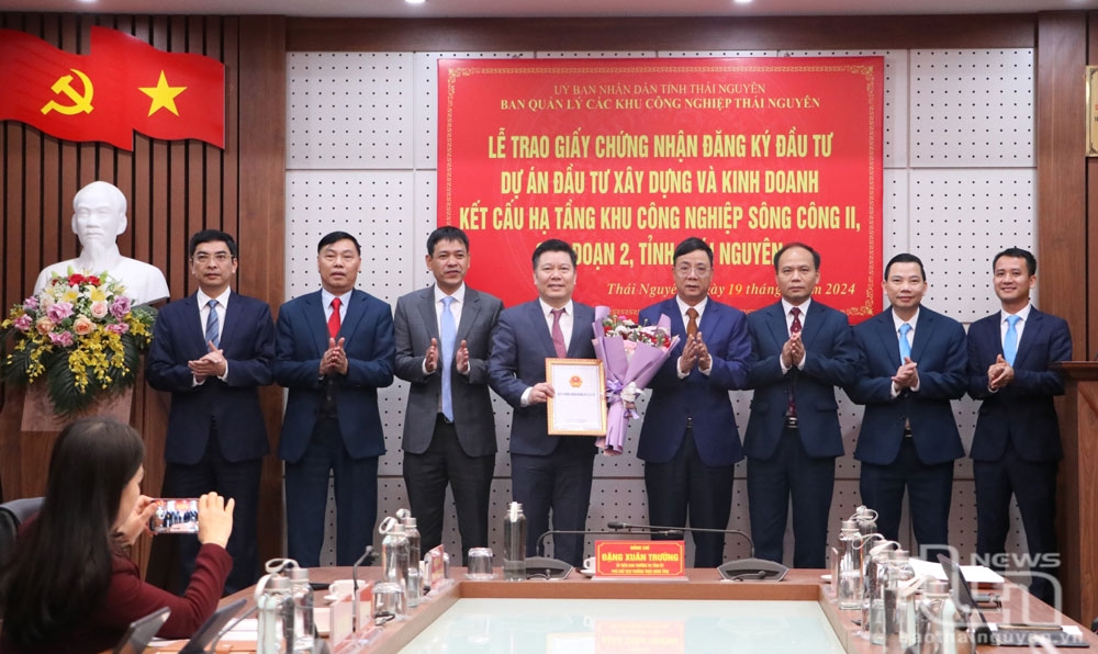 Awarding investment certificate of nearly 4,000 billion VND to Viglacera Thai Nguyen