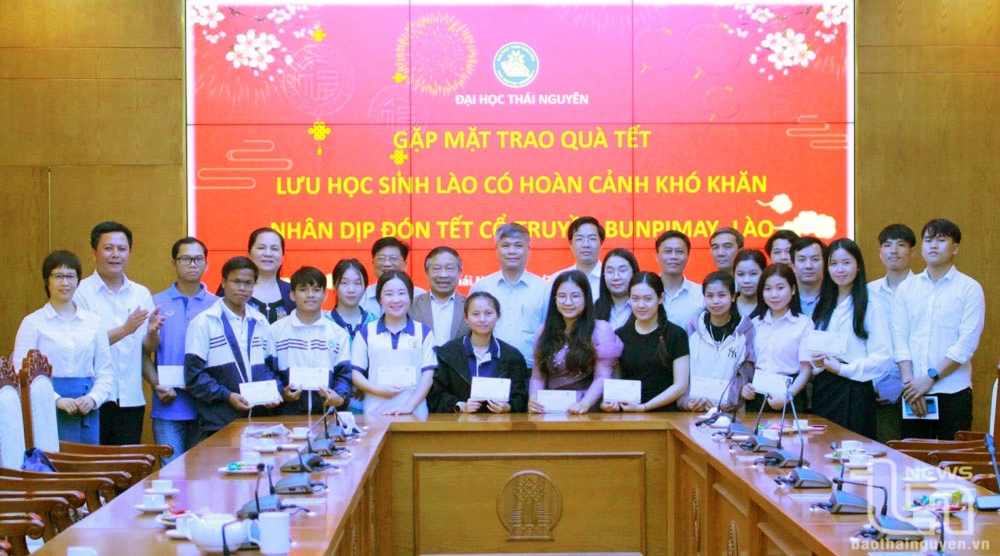 Thai Nguyen University: Give gifts to 21 Lao students in difficult circumstances