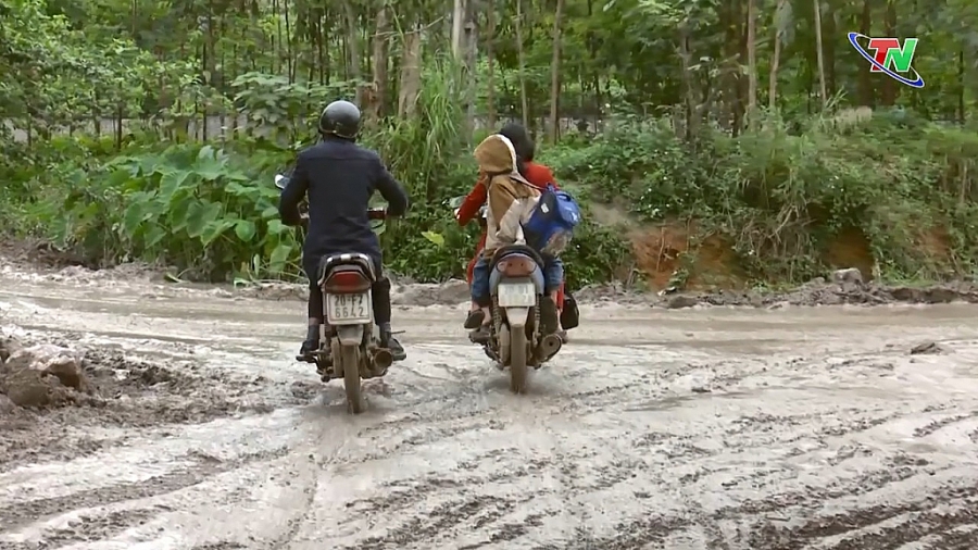 Xe chở đá phá nát đường giao thông