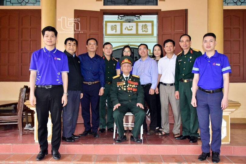 Visiting and giving gifts to veteran members participating in the Dien Bien Phu campaign