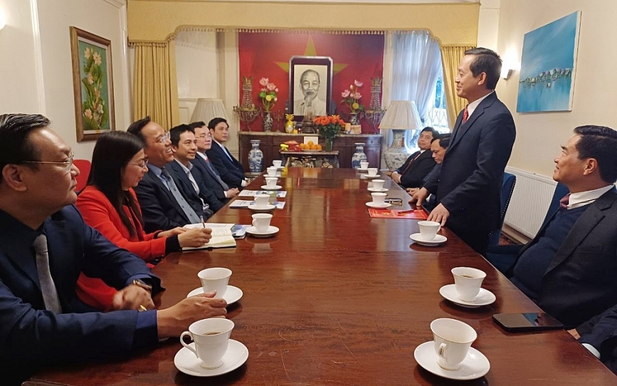 太原省工作团与驻英国越南大使管进行工作会谈