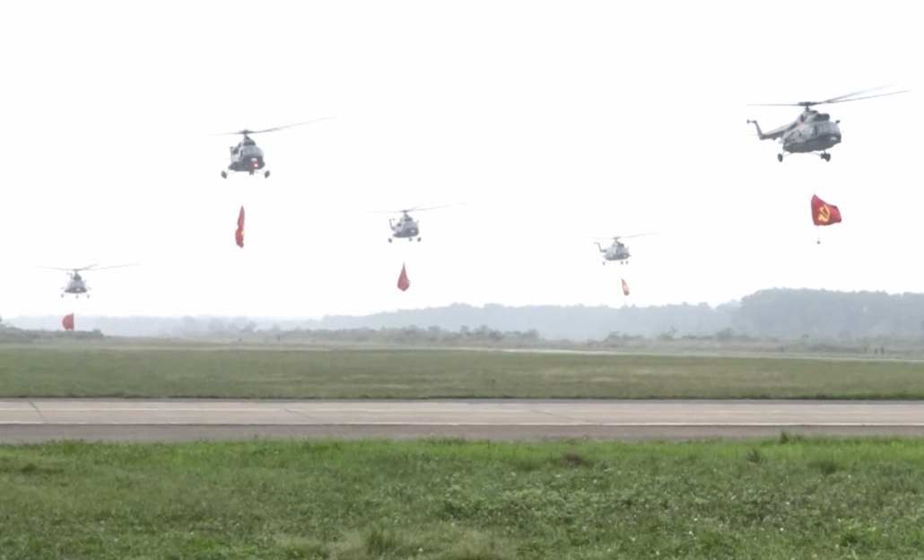 Trực thăng quân sự hợp luyện hướng tới kỷ niệm Chiến thắng Điện Biên Phủ