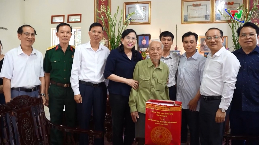 Lãnh đạo tỉnh thăm, tặng quà chiến sĩ Điện Biên, TNXP và thân nhân Liệt sĩ