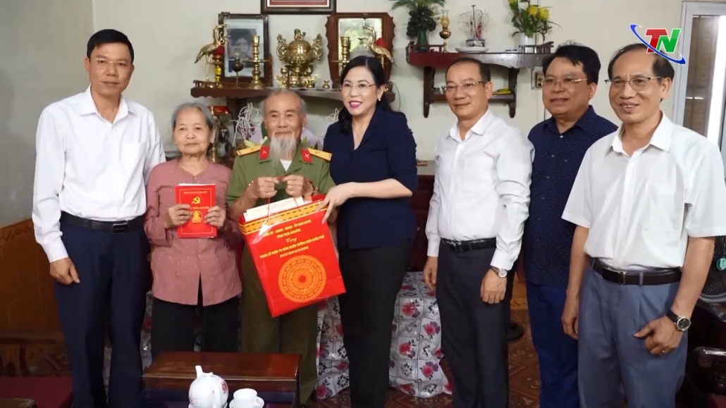 Lãnh đạo tỉnh thăm, tặng quà chiến sĩ Điện Biên, TNXP và thân nhân Liệt sĩ