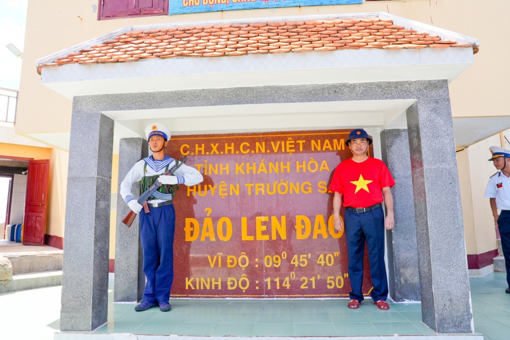 [Photo] Đảo “chìm” lá chắn thép ở Trường Sa