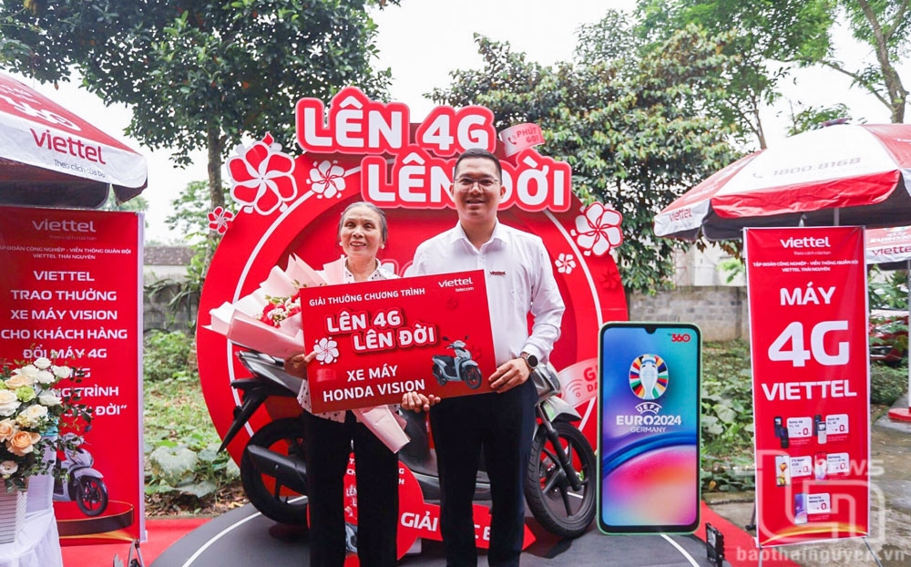 Viettel Thai Nguyen awards special awards to customers for the program "Up to 4G, up to life"
