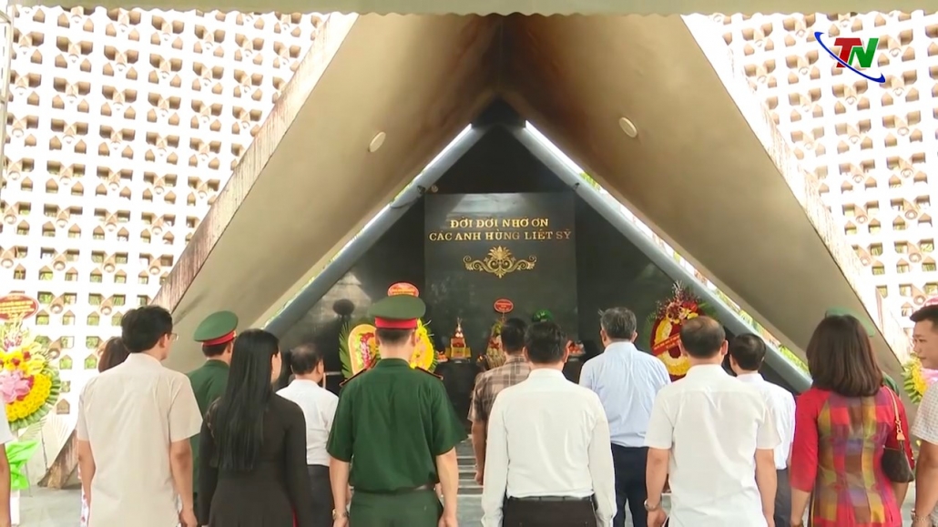 Lãnh đạo tỉnh Thái Nguyên dâng hương các anh hùng liệt sĩ tại tỉnh Điện Biên