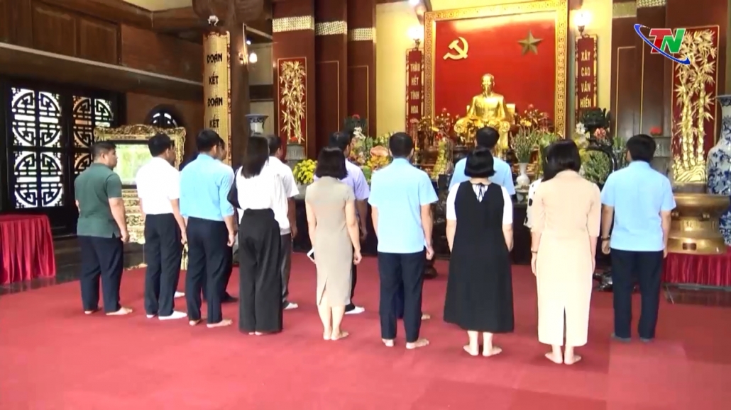 Ban Dân tộc tỉnh dâng hương tại ATK Định Hóa