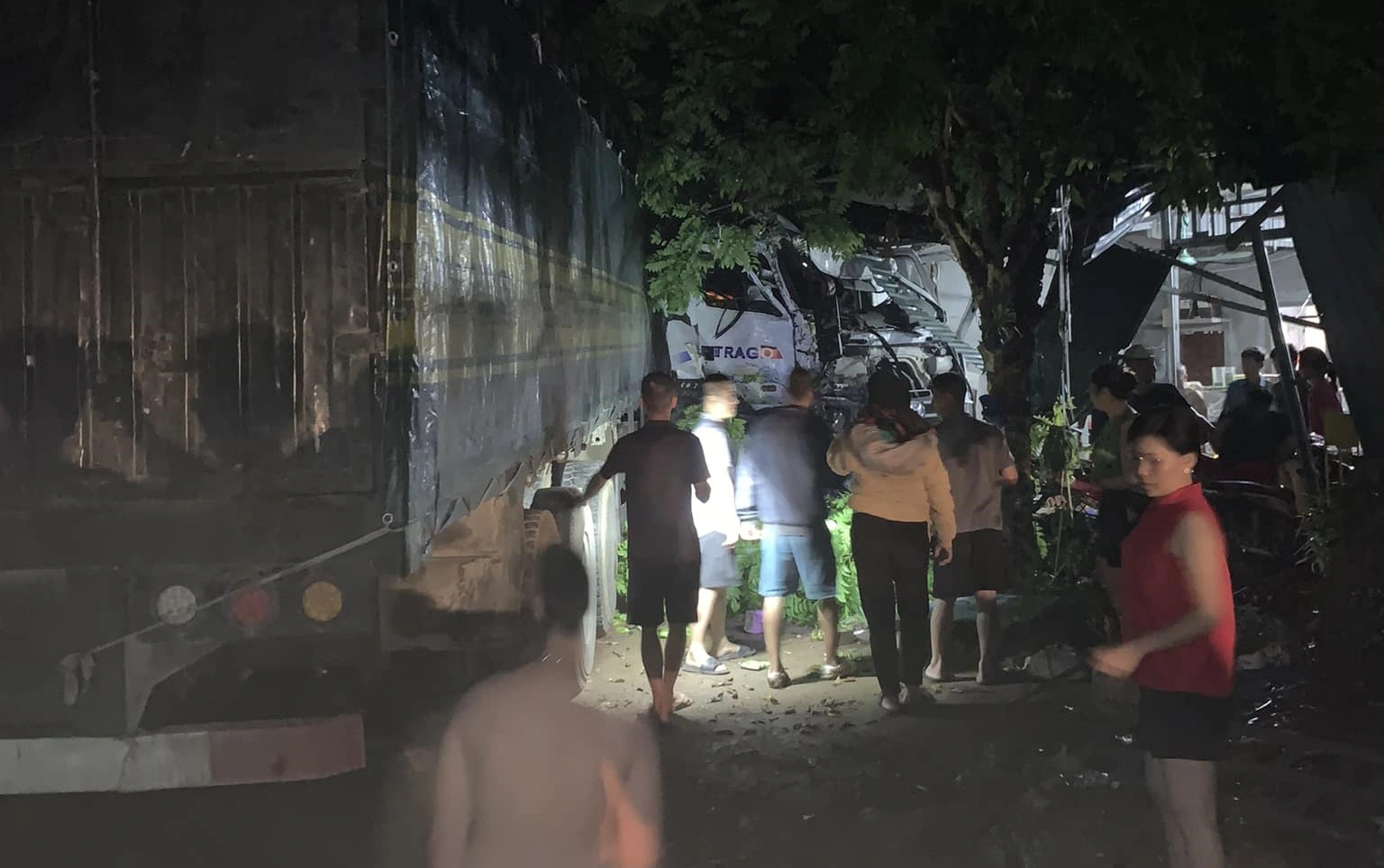 Xe tải lao vào nhà dân ở Sơn La, 1 người chết, 6 người bị thương- Ảnh 1.