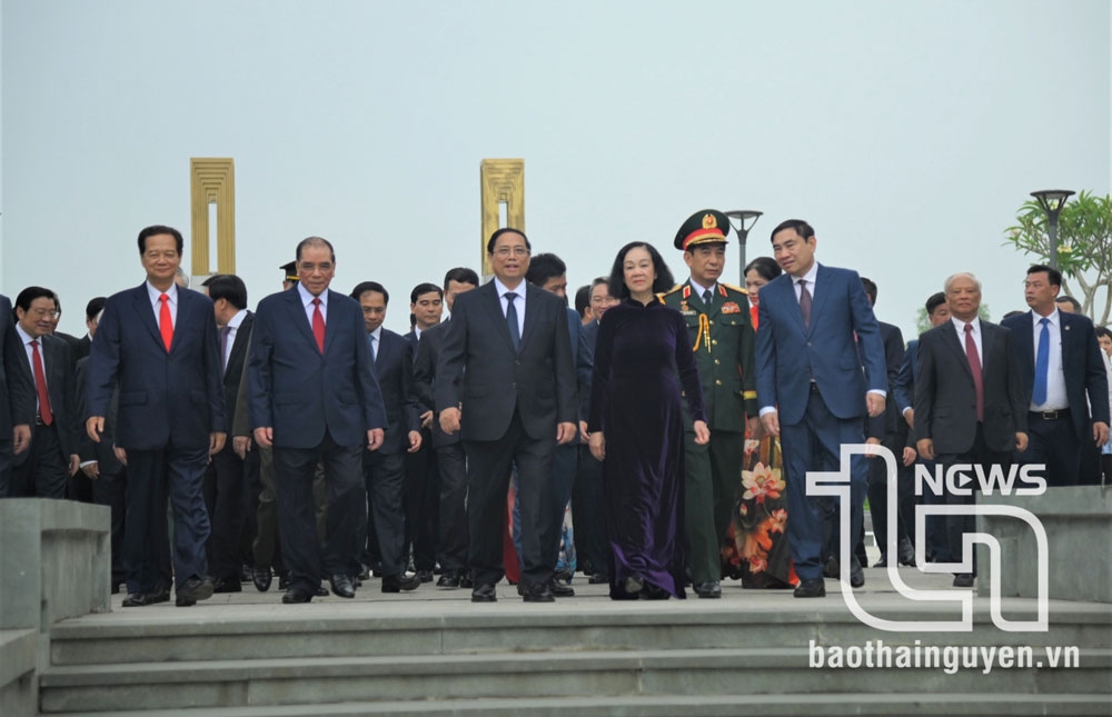 Prime Minister Pham Minh Chinh and other leaders offered incense at the Martyrs' Temple at Dien Bien Phu battlefield