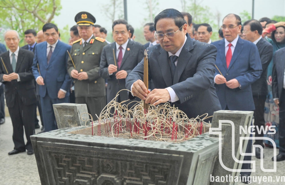 Prime Minister Pham Minh Chinh and other leaders offered incense at the Martyrs' Temple at Dien Bien Phu battlefield