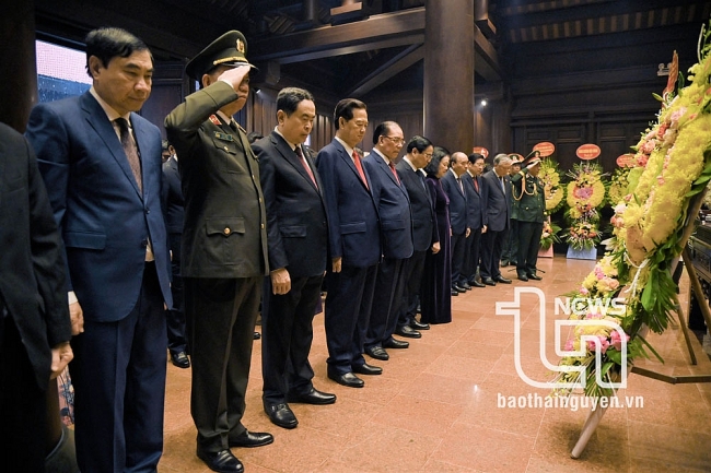 越南政府总理范明正及其代表团在奠边付战场的烈士陵园上香缅怀奠边府英烈