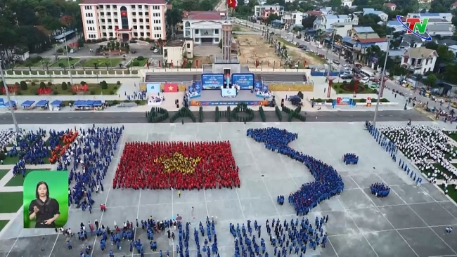 5.900 đoàn viên thanh thiếu nhi đồng diễn xếp hình bản đồ Việt Nam