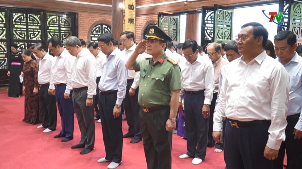 Đoàn đại biểu Thái Nguyên và Khánh Hòa báo công dâng Bác