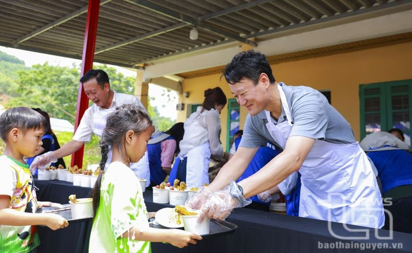 Samsung Thai Nguyen gives gifts to students in highland areas