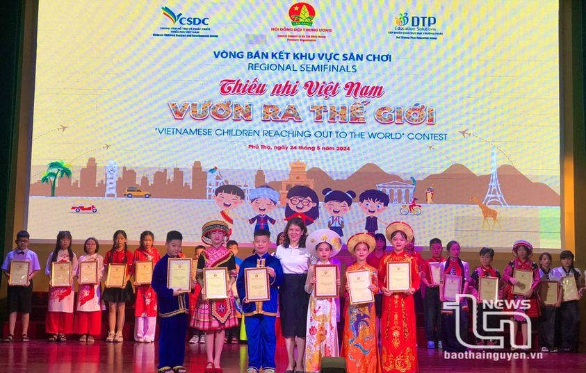 两 所小学校在“越南儿童走向世界”比赛荣获二等奖