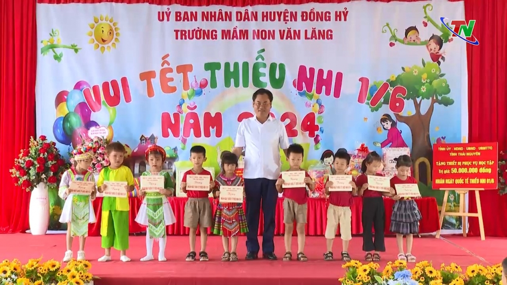 Đồng chí Chủ tịch UBND tỉnh tặng quà thiếu nhi trường Mầm non Văn Lăng, huyện Đồng Hỷ