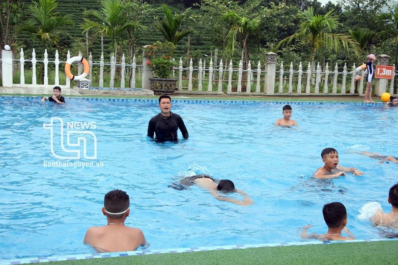 Nui Phao Company: Support swimming lessons for children in Tan Linh commune