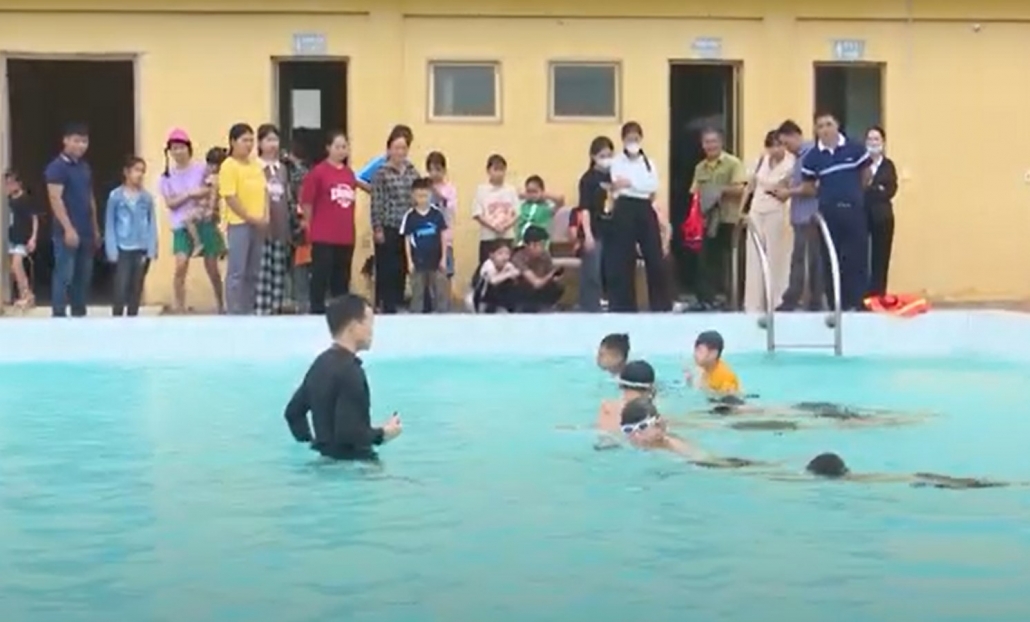 Thiết thực các lớp dạy bơi miễn phí cho học sinh có hoàn cảnh khó khăn