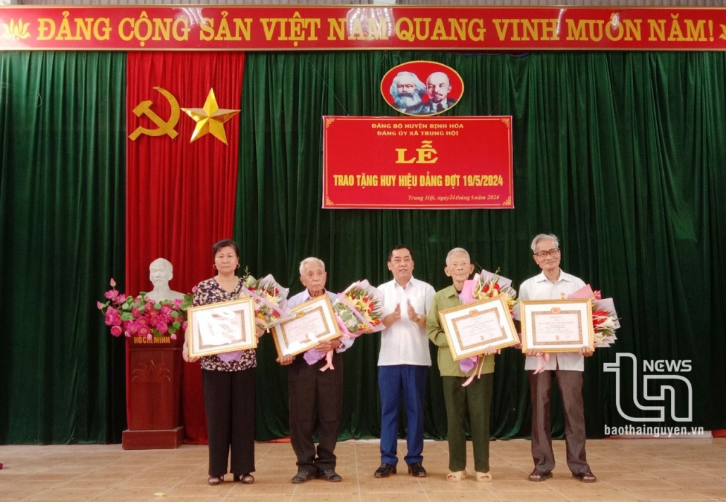 Dinh Hoa: 180 party members receive the Party Badge