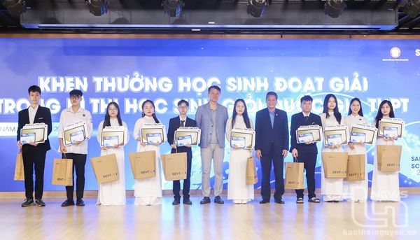 Samsung Thai Nguyen awards scholarships to excellent students