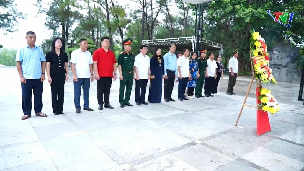 Đoàn công tác của tỉnh Thái Nguyên dâng hương tại Nghĩa trang liệt sĩ Quốc gia Trường Sơn