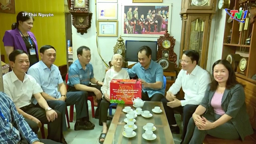 Đoàn đại biểu tỉnh Thái Nguyên thăm, tặng quà các gia đình chính sách, người có công với cách mạng